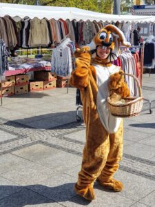 Osterhase und Glücksrad auf dem Wochenmarkt Wutzky